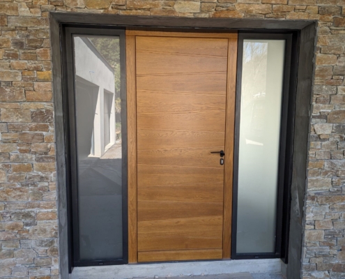 Pose de deux portes d’entrée en bois sur mesure.
