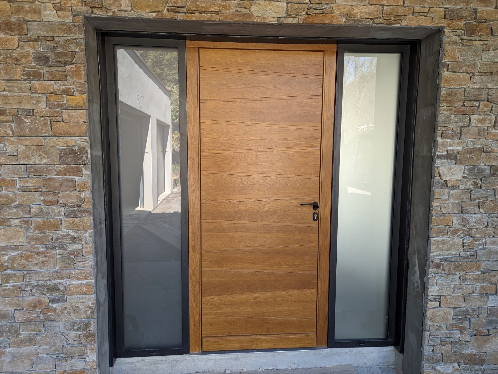 Pose de deux portes d’entrée en bois sur mesure.