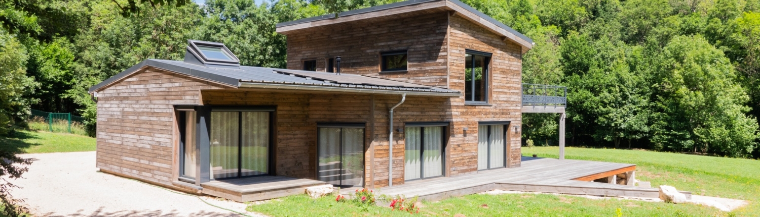 Maison à ossature bois avec étage et garage attenant
