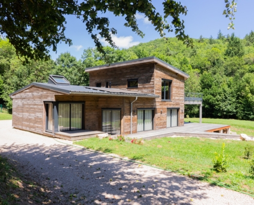 Maison à ossature bois avec étage et garage attenant