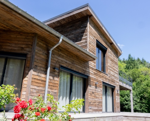 Maison à ossature bois avec étage et garage attenant