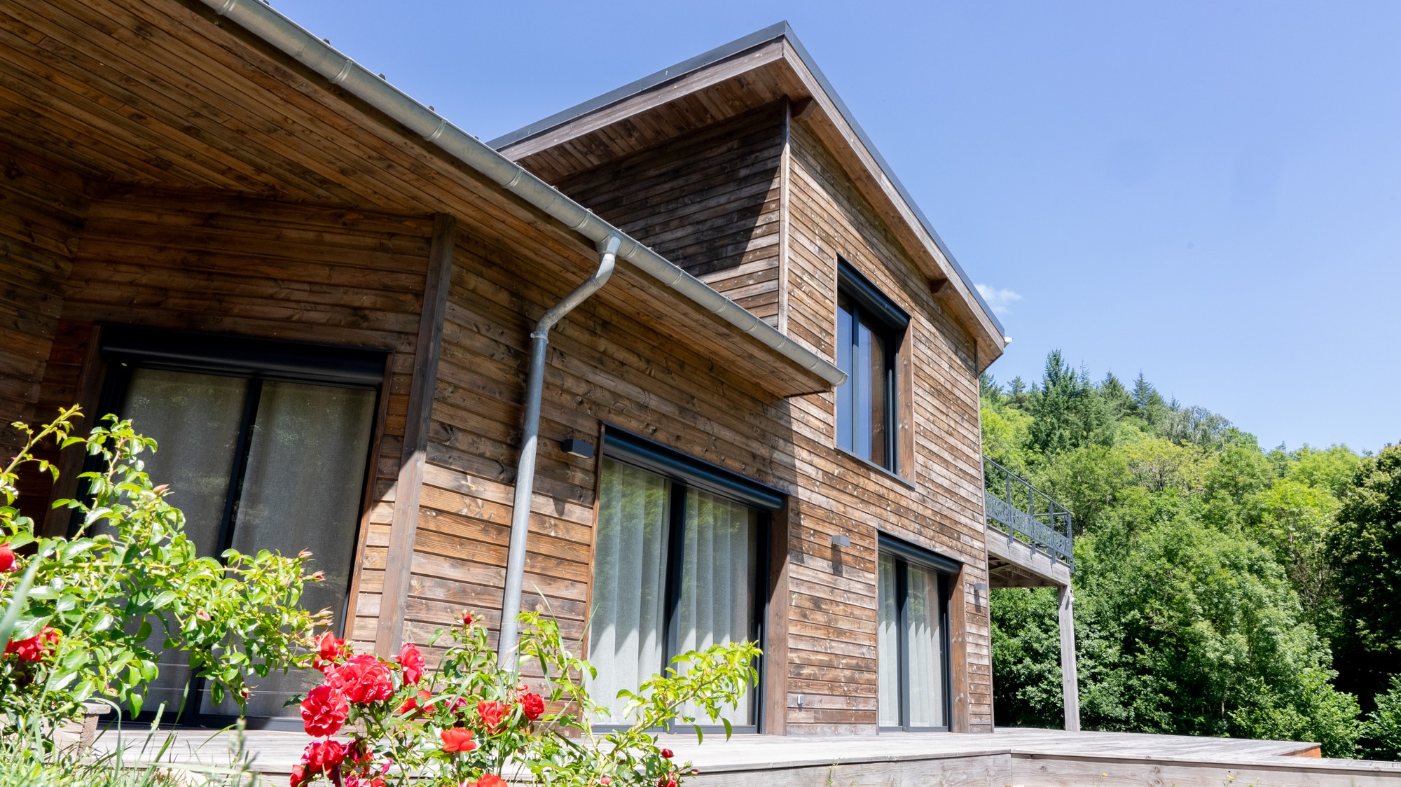 Maison à ossature bois avec étage et garage attenant