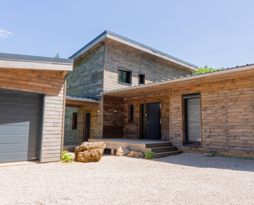 Maison à ossature bois avec étage et garage attenant