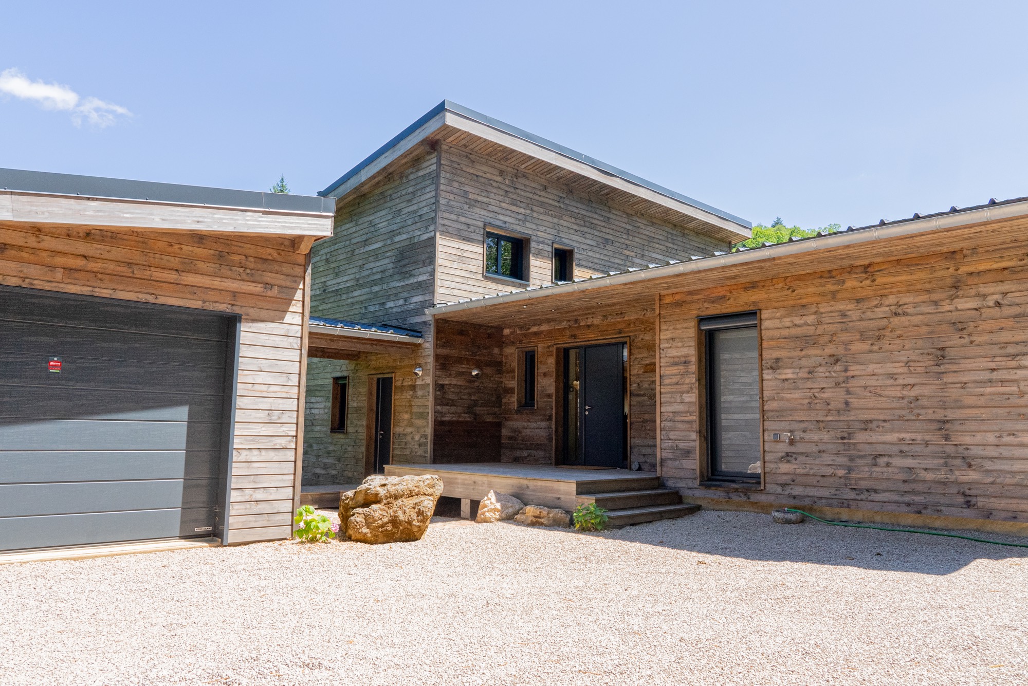 Maison à ossature bois avec étage et garage attenant