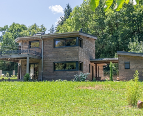 Maison à ossature bois avec étage et garage attenant
