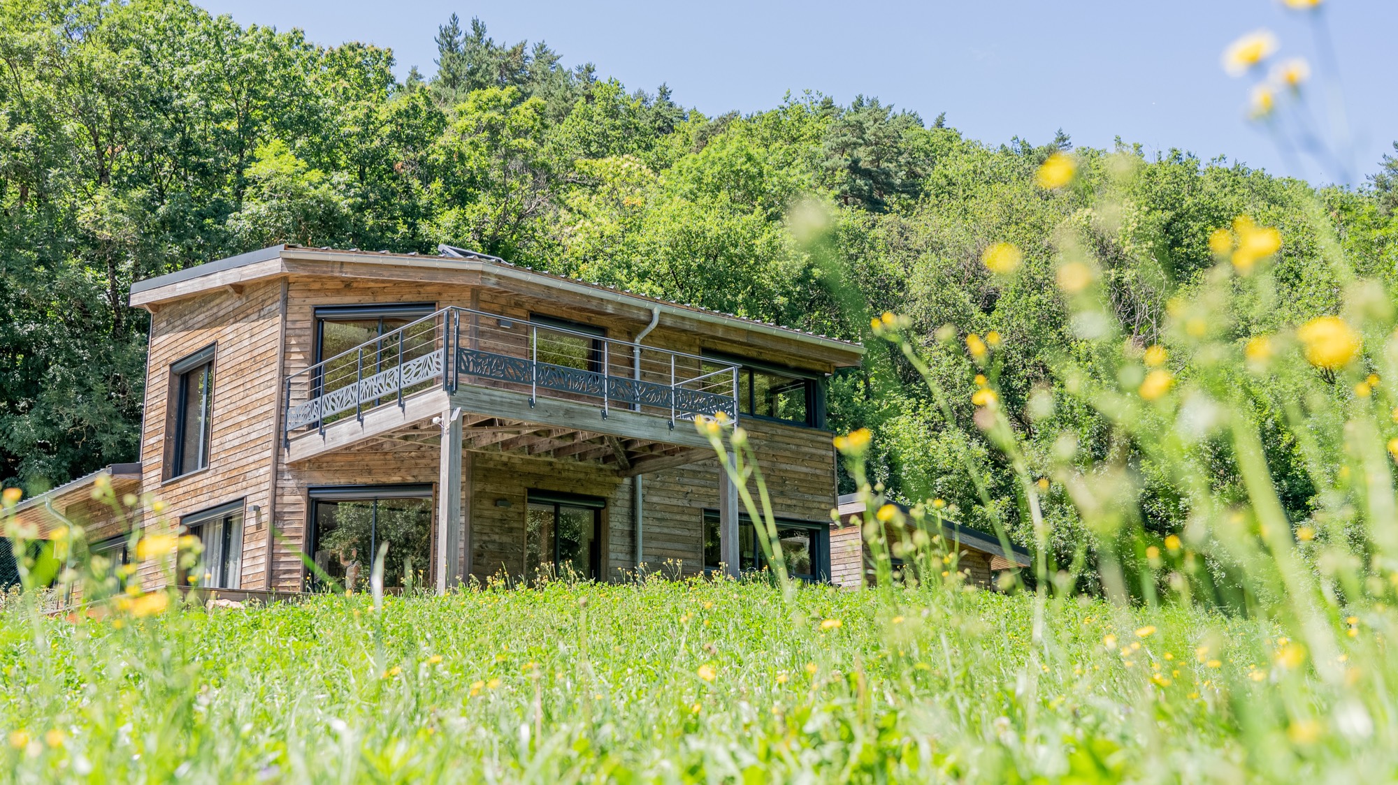 Maison à ossature bois avec étage et garage attenant