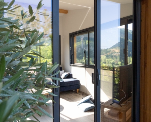 Pose de fenêtres coulissantes et de volets roulants en aluminium.