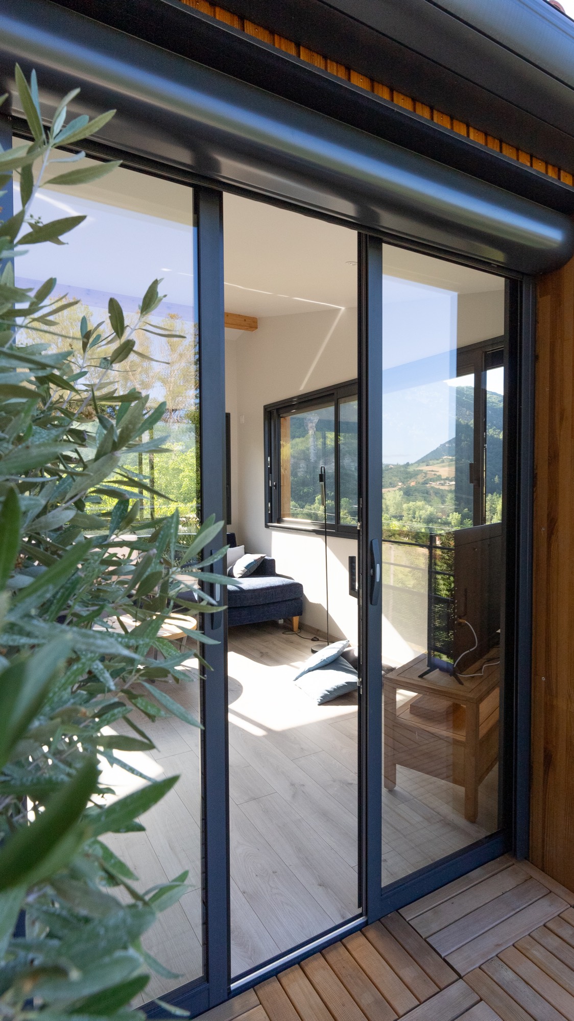 Pose de fenêtres coulissantes et de volets roulants en aluminium.