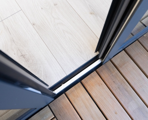 Pose de fenêtres coulissantes et de volets roulants en aluminium.