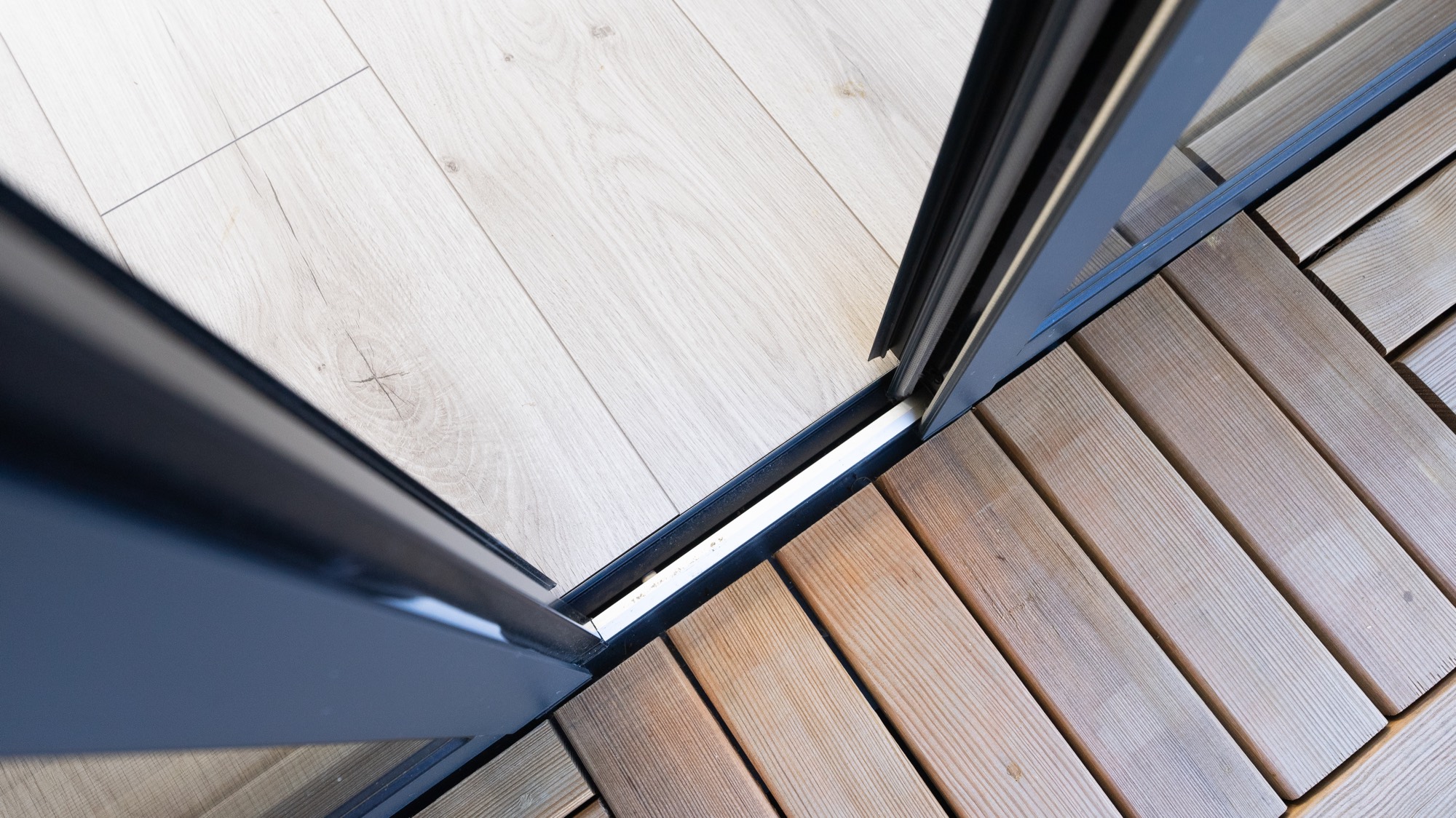 Pose de fenêtres coulissantes et de volets roulants en aluminium.