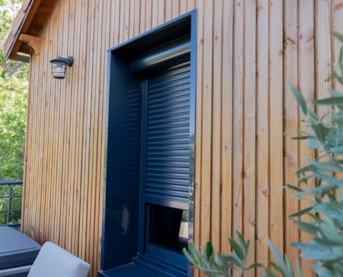 Pose de fenêtres coulissantes et de volets roulants en aluminium.