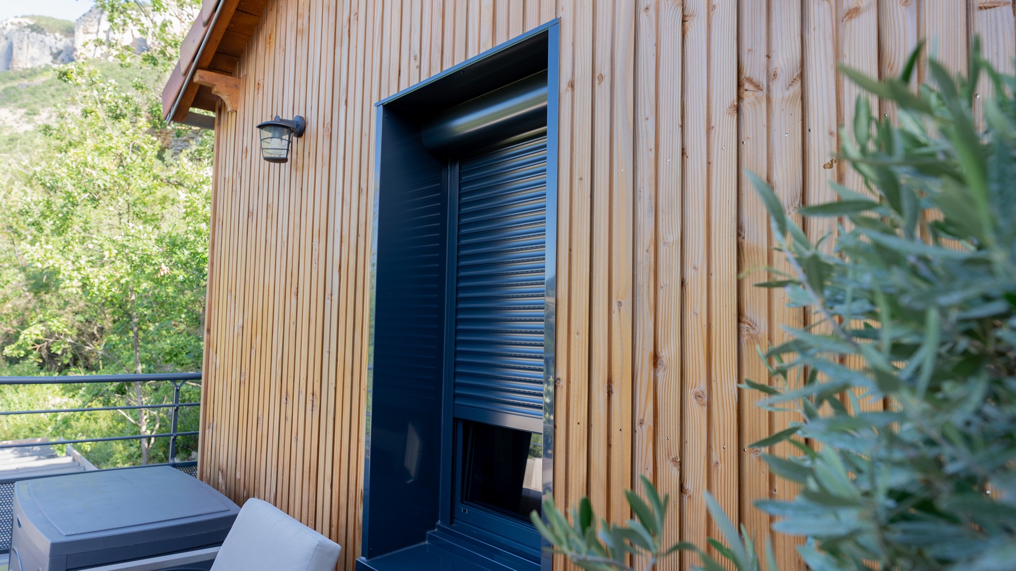 Pose de fenêtres coulissantes et de volets roulants en aluminium.