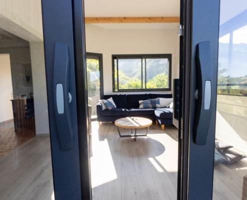 Pose de fenêtres coulissantes et de volets roulants en aluminium.