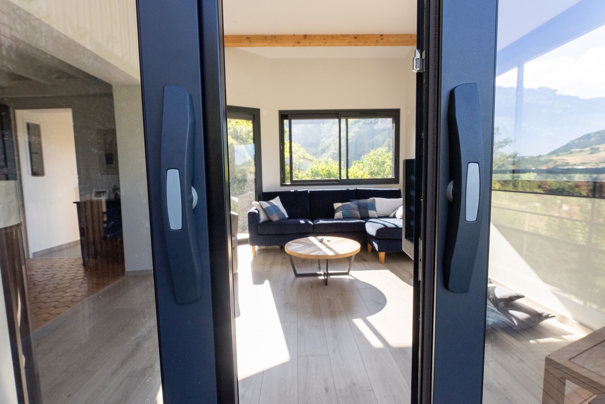 Pose de fenêtres coulissantes et de volets roulants en aluminium.