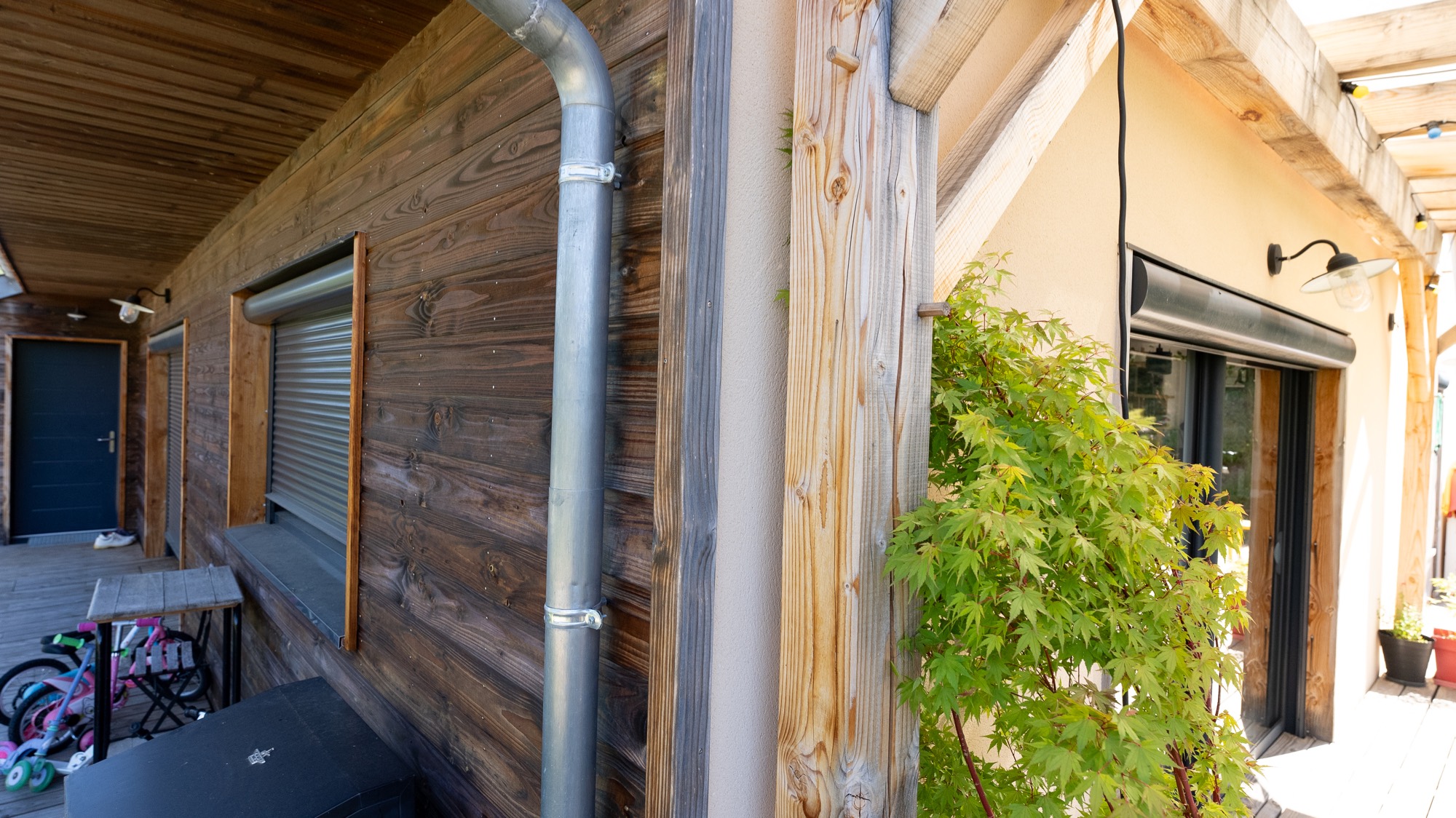 Maison à ossature bois avec toiture à double pente.