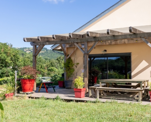 Maison à ossature bois avec toiture à double pente.
