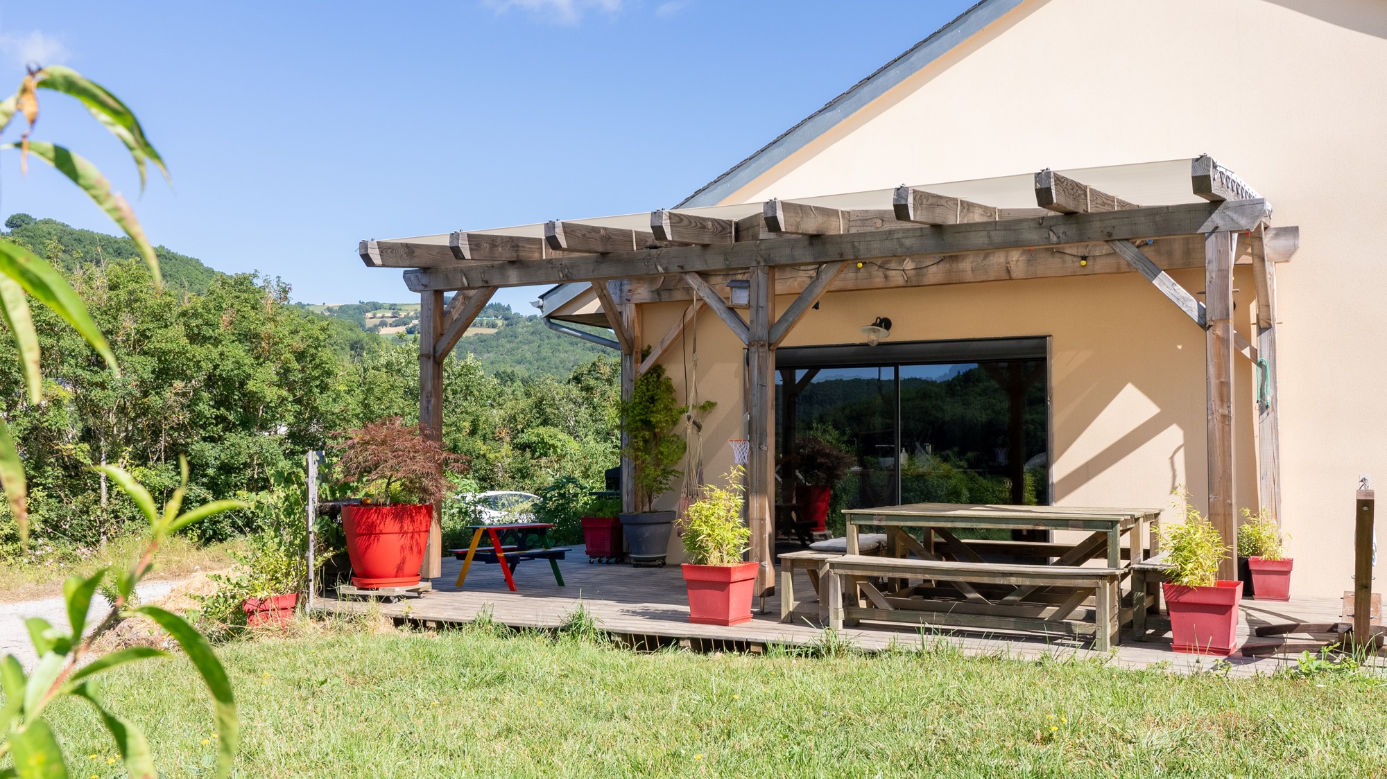 Maison à ossature bois avec toiture à double pente.