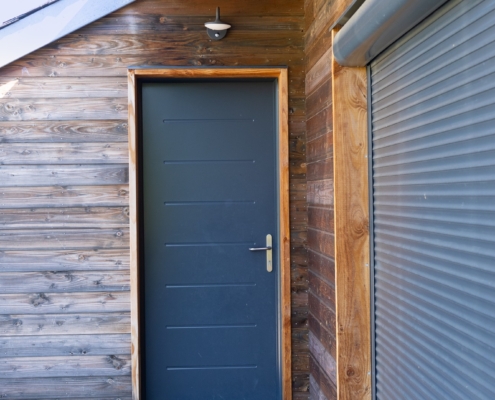 Maison à ossature bois avec toiture à double pente.