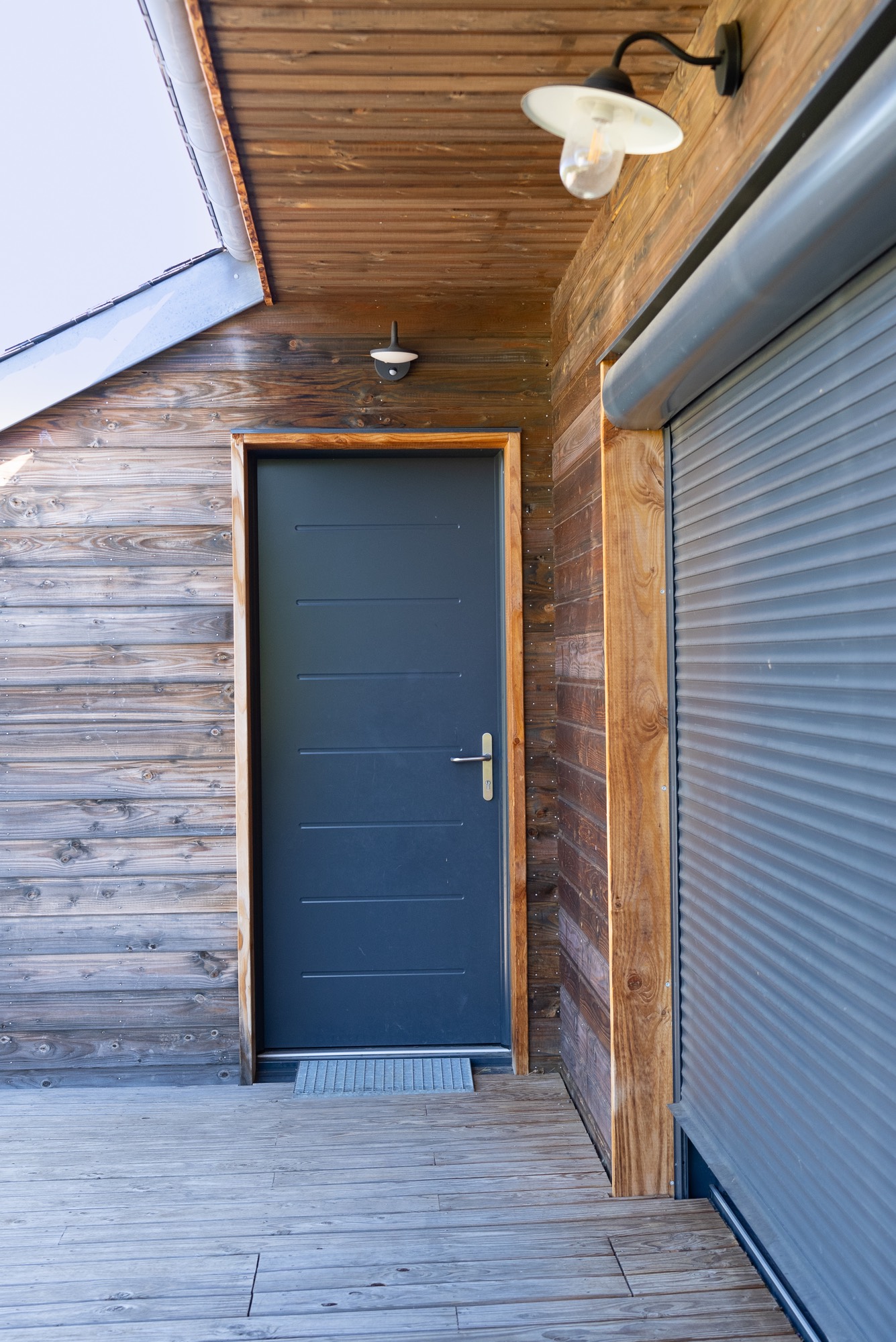 Maison à ossature bois avec toiture à double pente.