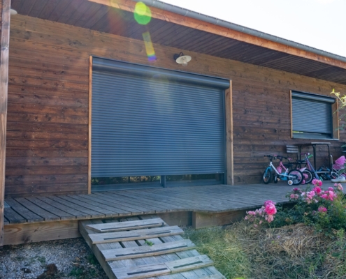 Maison à ossature bois avec toiture à double pente.