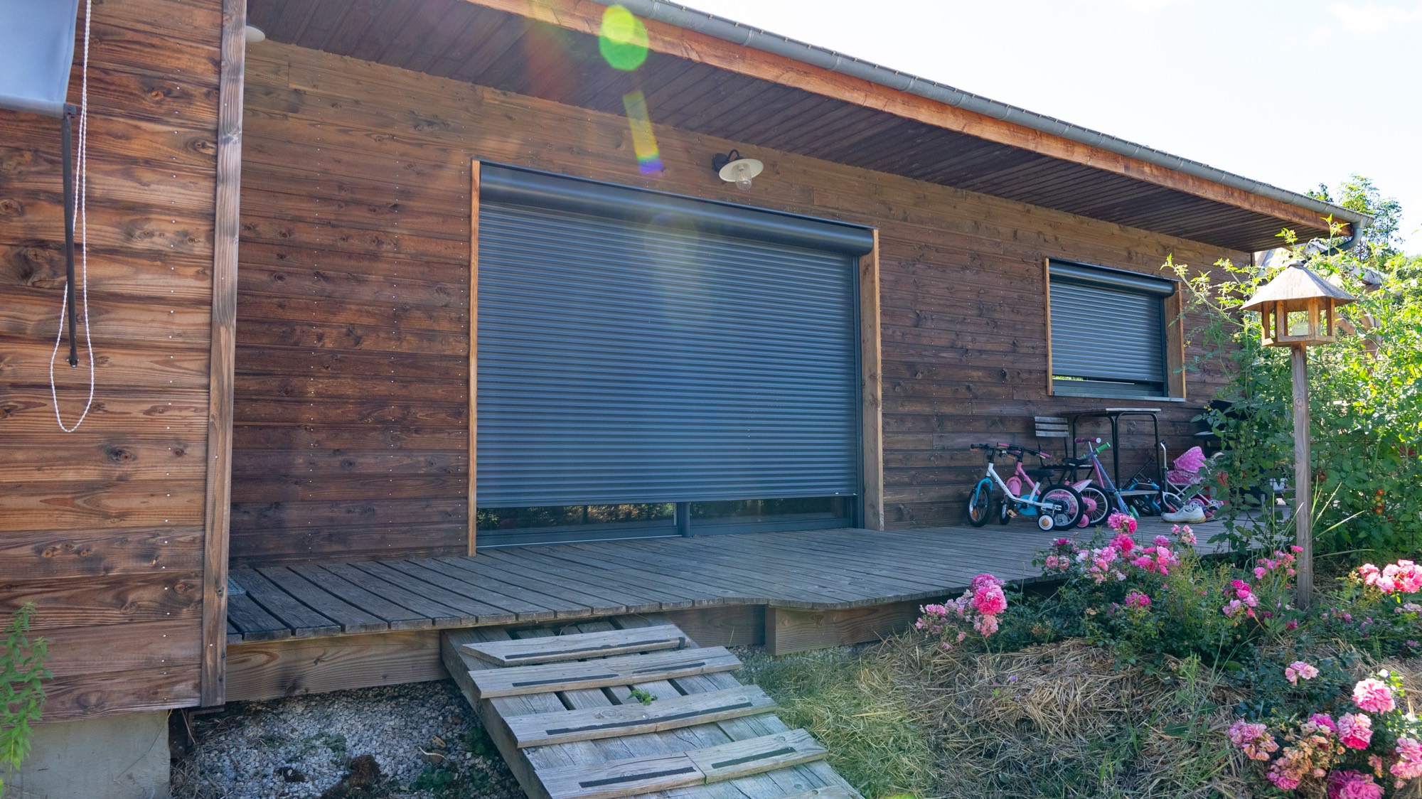 Maison à ossature bois avec toiture à double pente.