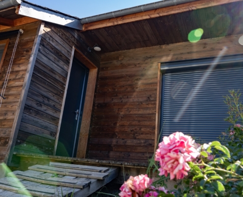 Maison à ossature bois avec toiture à double pente.