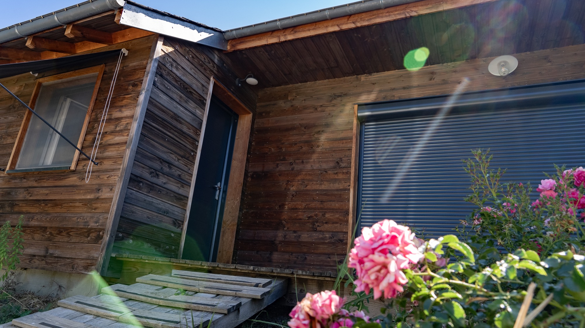 Maison à ossature bois avec toiture à double pente.