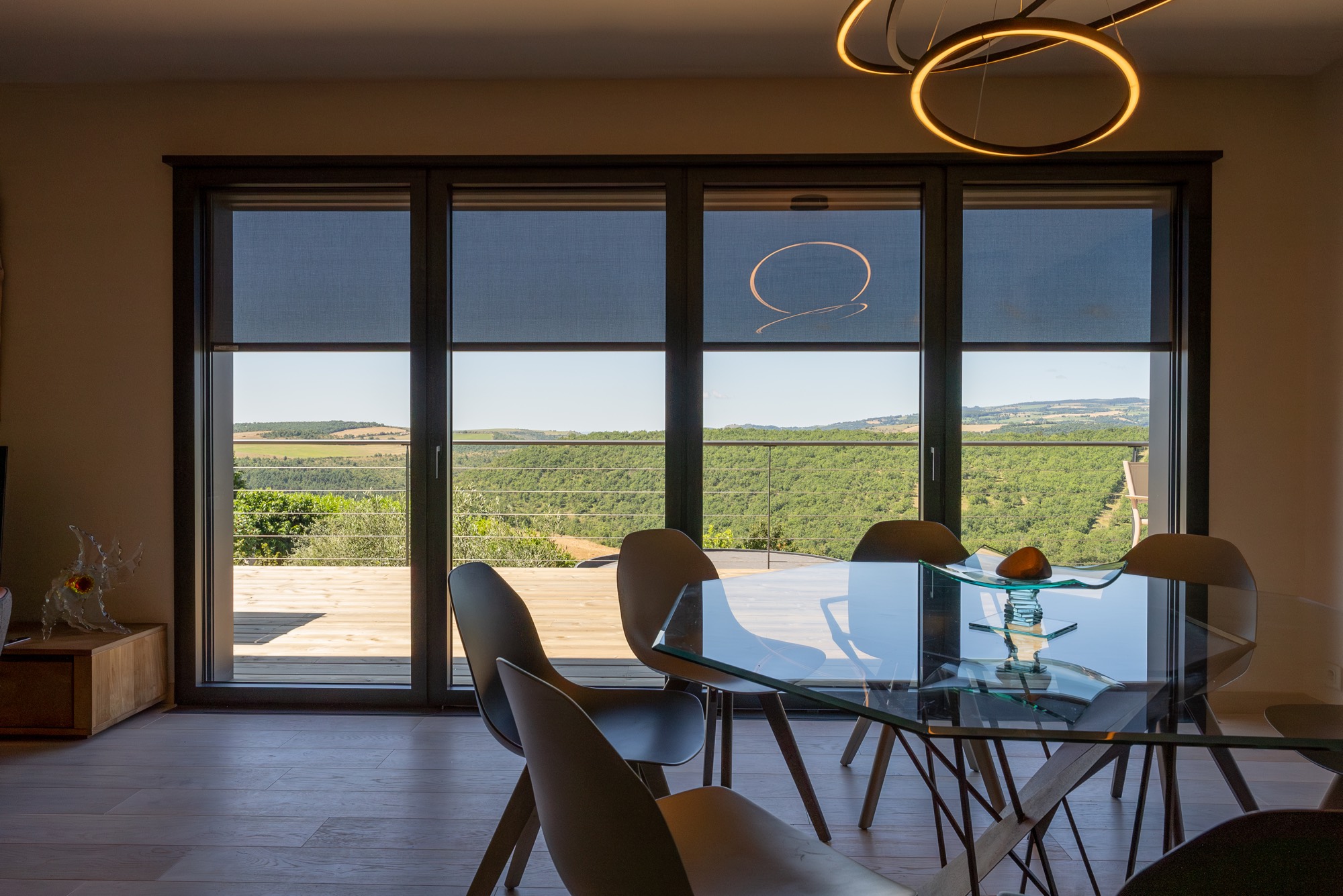 Coulissant à déboîtement mural SYBAIE et store extérieur solaire BUBENDORFF.