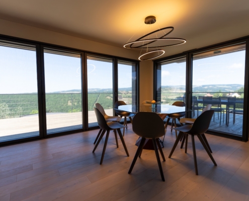 Coulissant à déboîtement mural SYBAIE et store extérieur solaire BUBENDORFF.