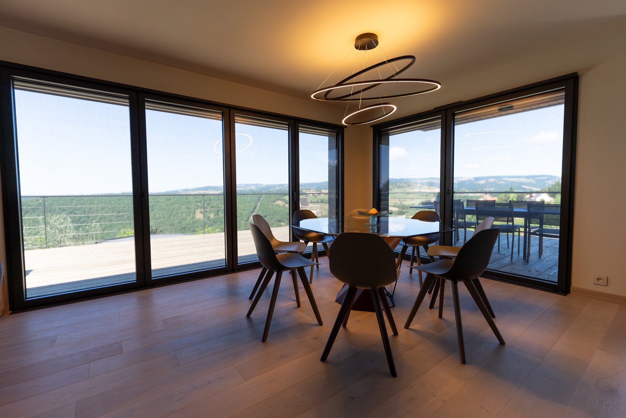 Coulissant à déboîtement mural SYBAIE et store extérieur solaire BUBENDORFF.