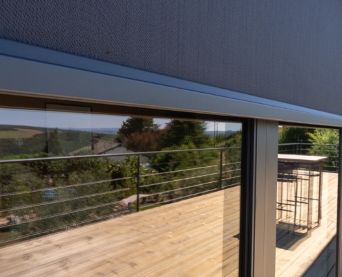 Coulissant à déboîtement mural SYBAIE et store extérieur solaire BUBENDORFF.