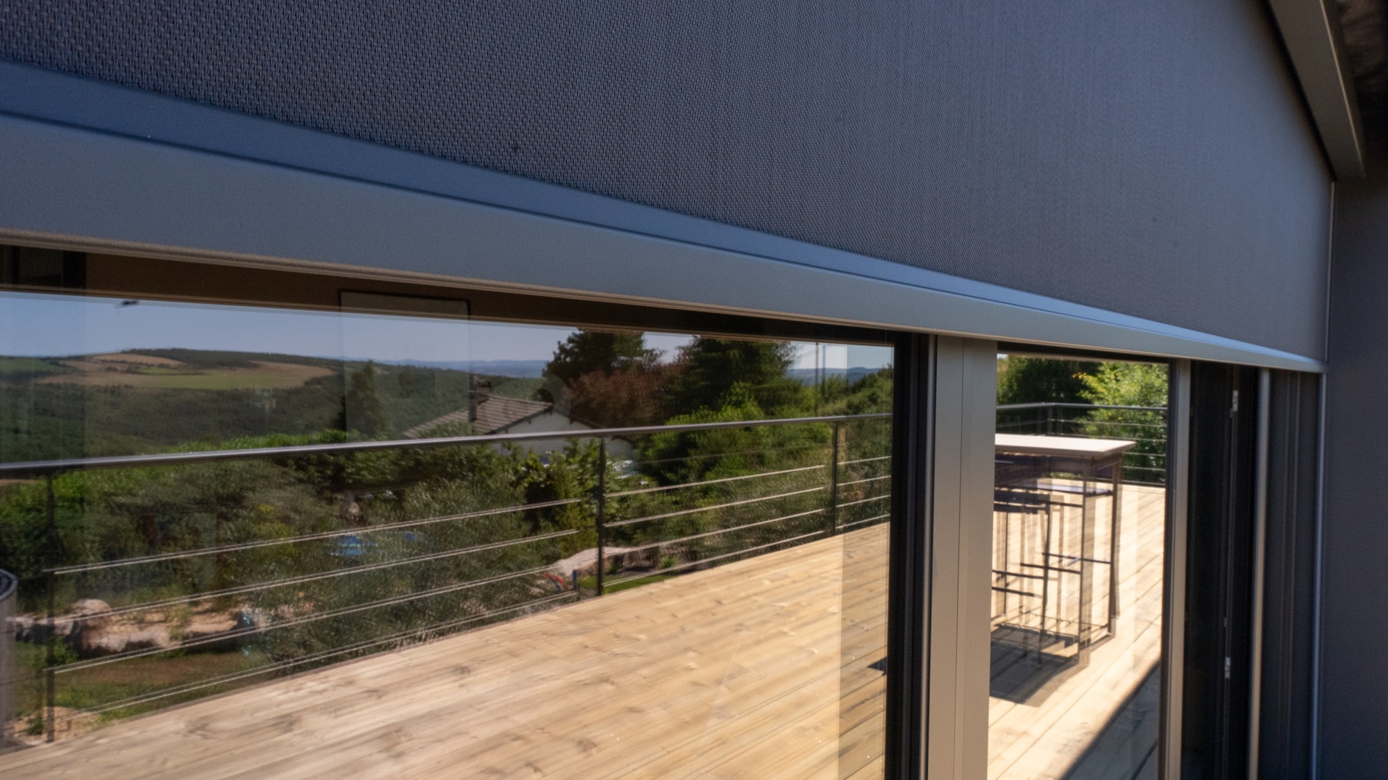 Coulissant à déboîtement mural SYBAIE et store extérieur solaire BUBENDORFF.