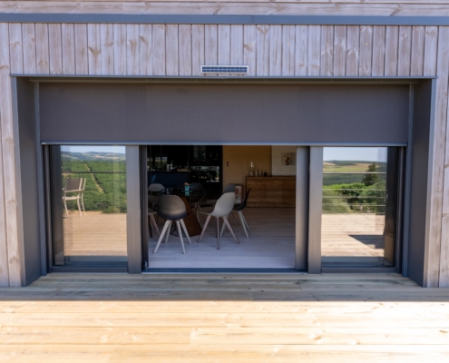 Coulissant à déboîtement mural SYBAIE et store extérieur solaire BUBENDORFF.