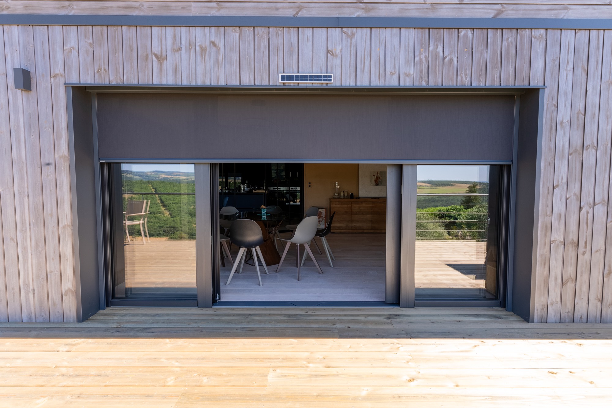 Coulissant à déboîtement mural SYBAIE et store extérieur solaire BUBENDORFF.