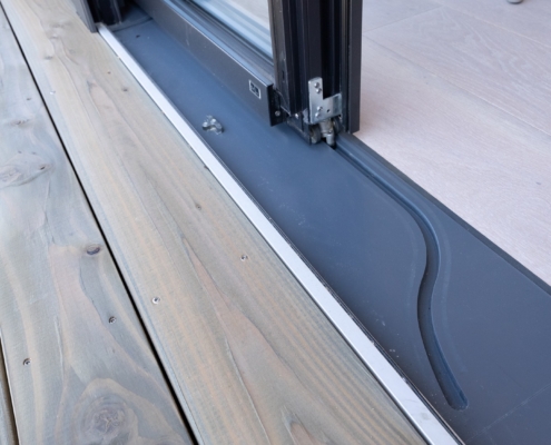 Coulissant à déboîtement mural SYBAIE et store extérieur solaire BUBENDORFF.