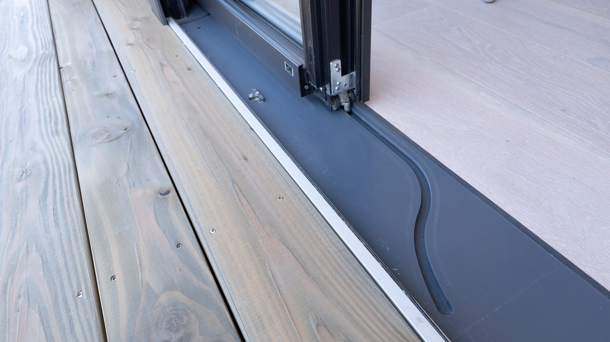 Coulissant à déboîtement mural SYBAIE et store extérieur solaire BUBENDORFF.