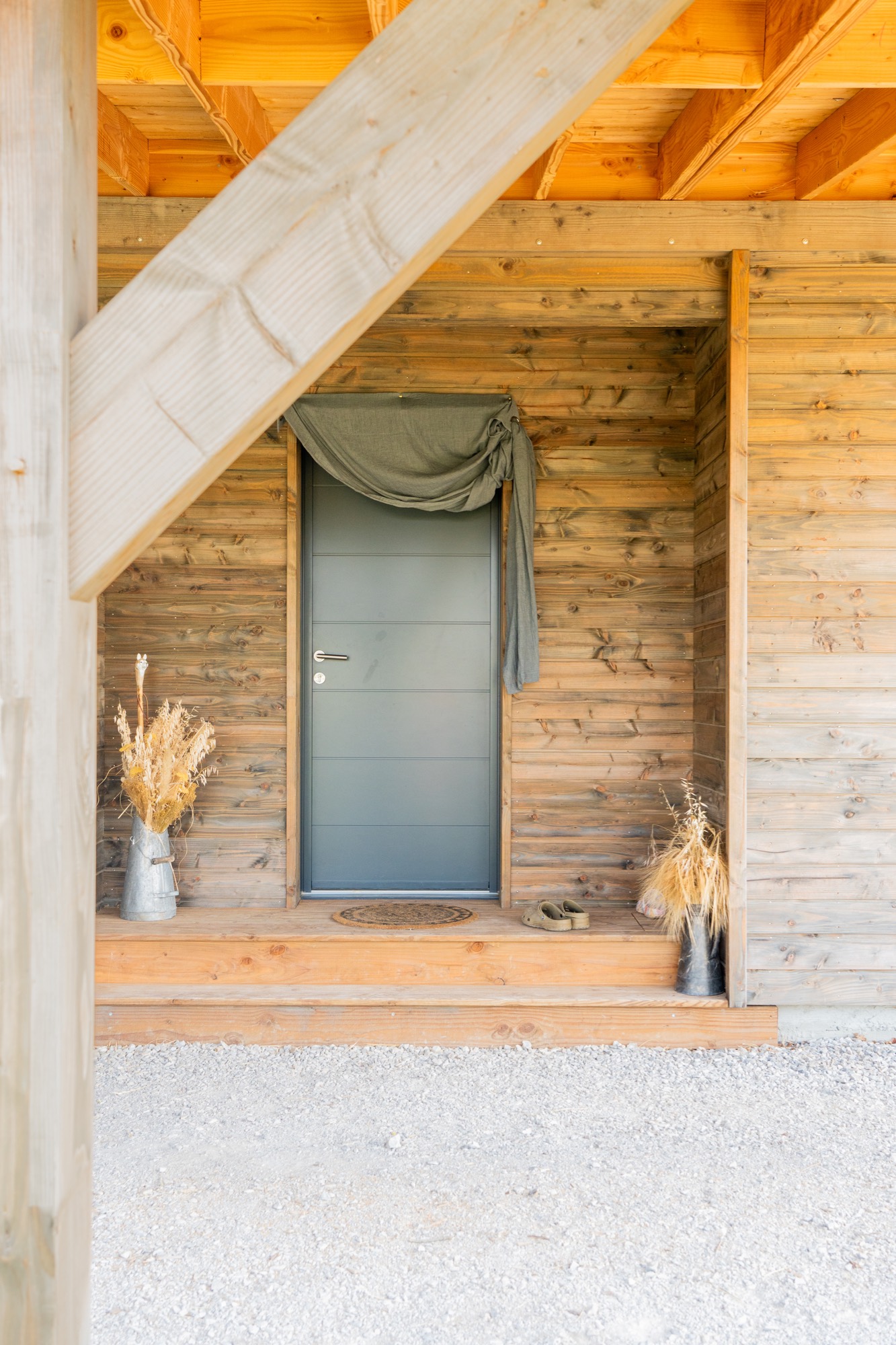Maison à ossature bois de plain-pied avec une terrasse à l’arrière.