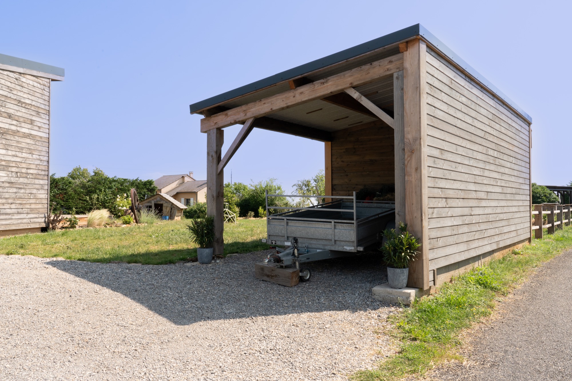 Maison à ossature bois de plain-pied avec une terrasse à l’arrière.