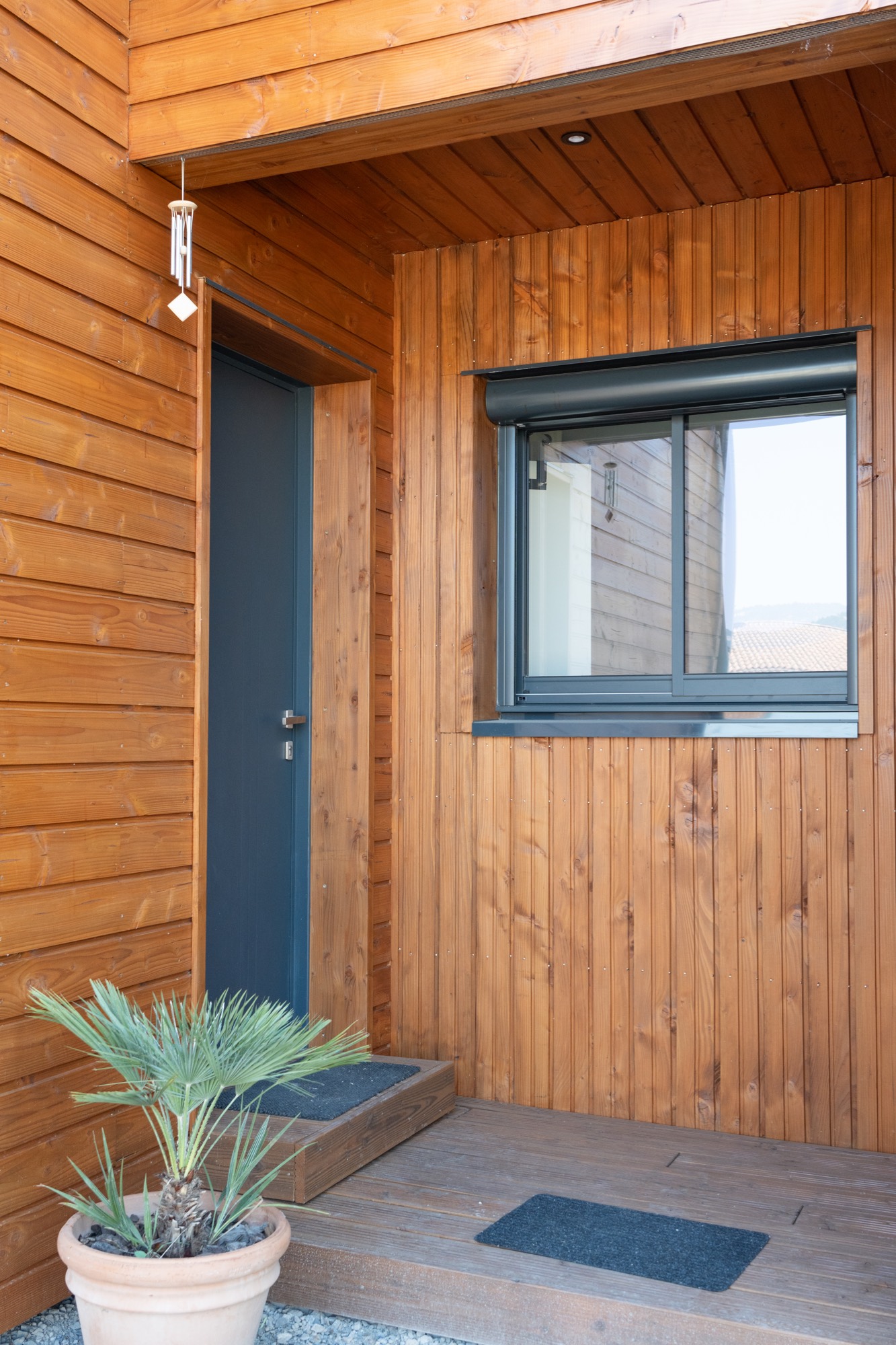 Maison à ossature bois avec bardage saturé.