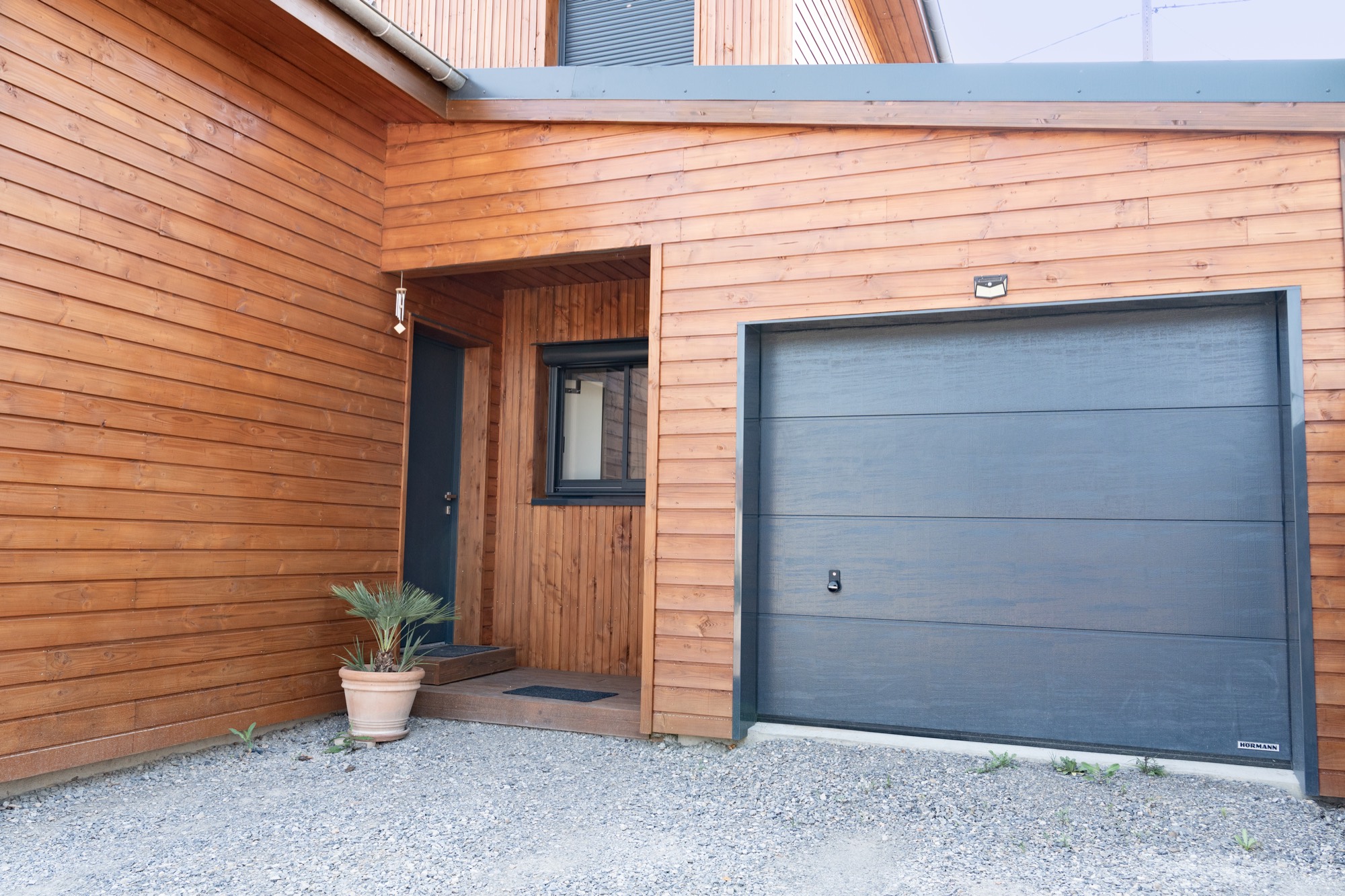 Maison à ossature bois avec bardage saturé.