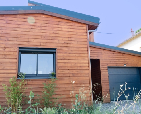 Maison à ossature bois avec bardage saturé.