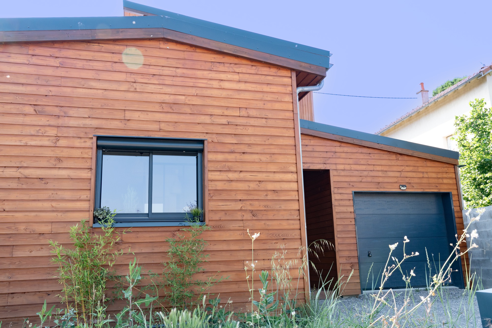 Maison à ossature bois avec bardage saturé.