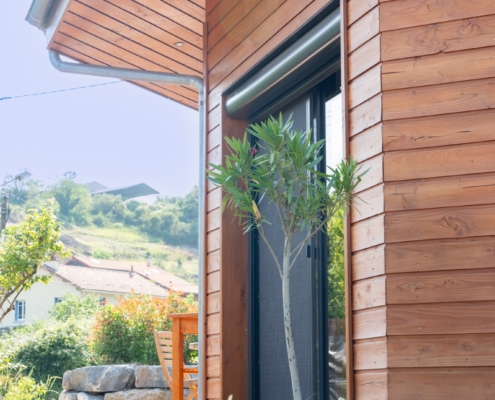 Maison à ossature bois avec bardage saturé.