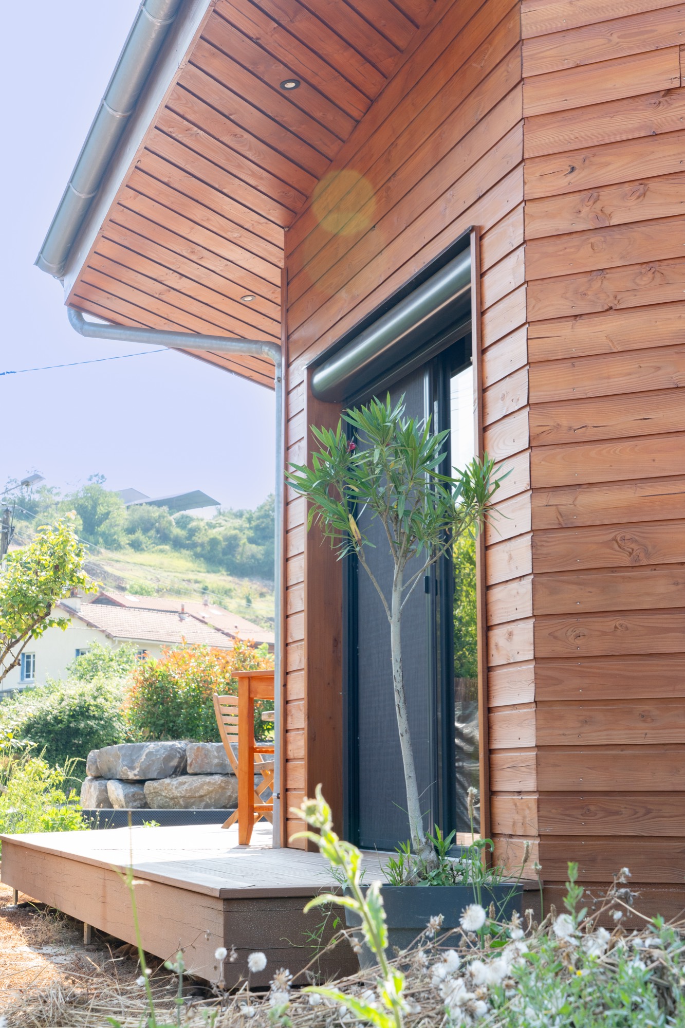 Maison à ossature bois avec bardage saturé.