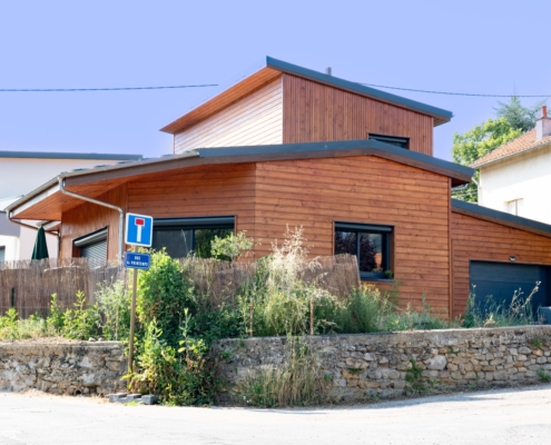 Maison à ossature bois avec bardage saturé.