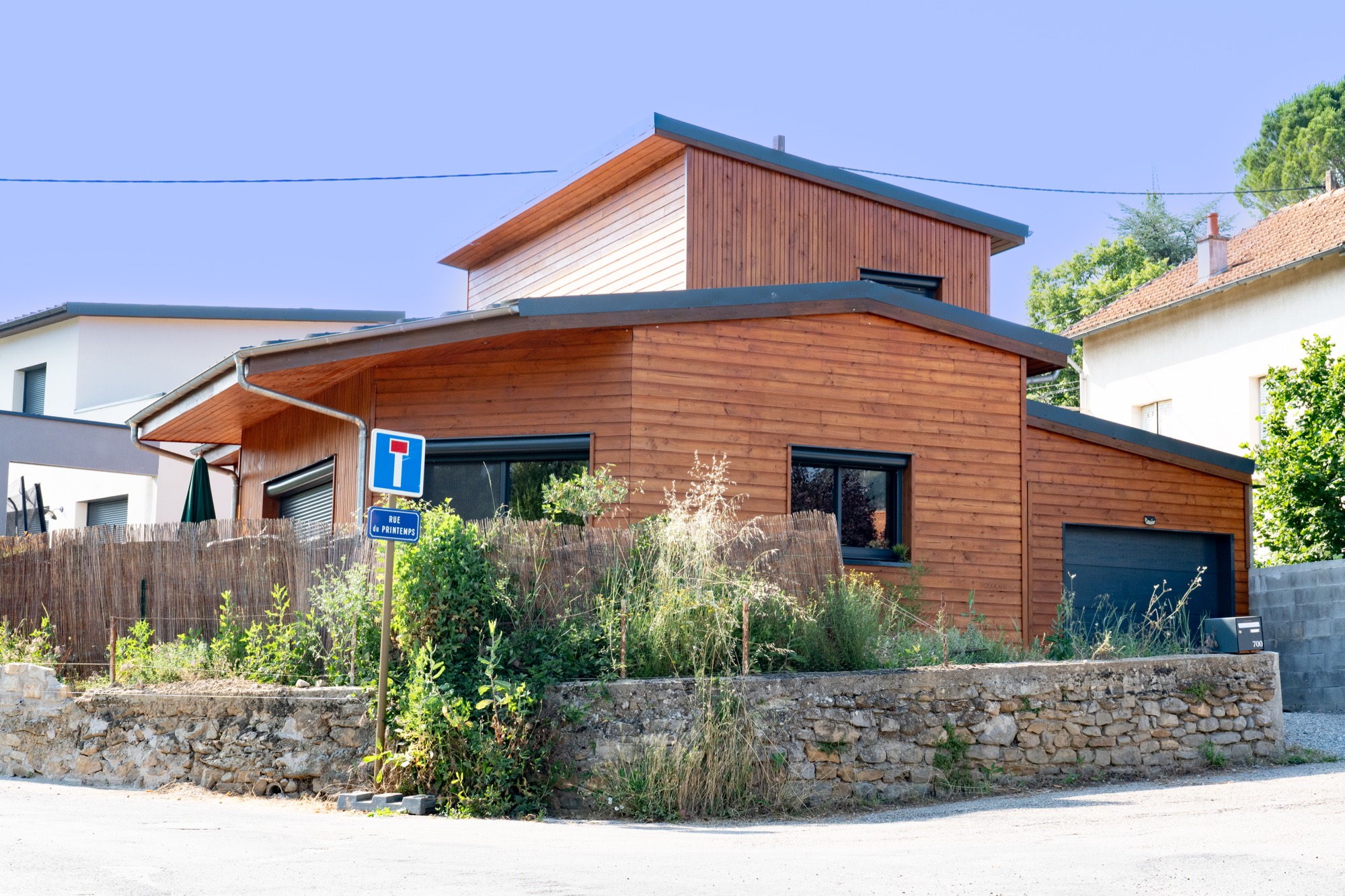 Maison à ossature bois avec bardage saturé.