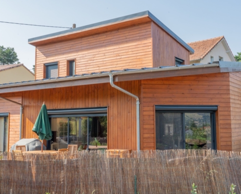 Maison à ossature bois avec bardage saturé.