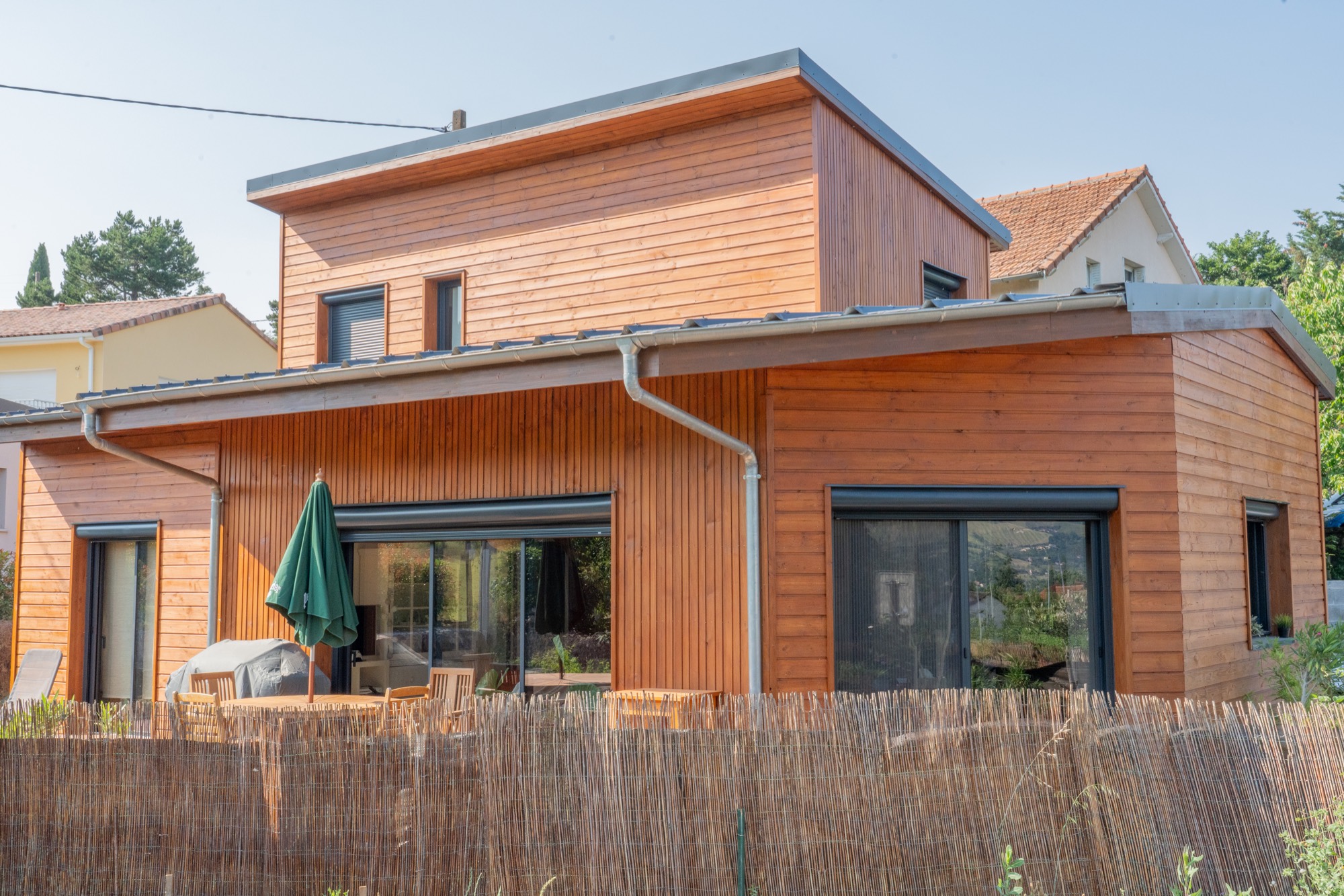 Maison à ossature bois avec bardage saturé.