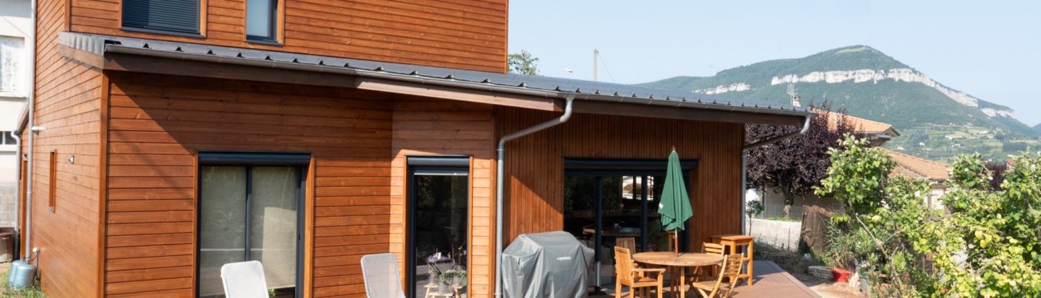 Maison à ossature bois avec bardage saturé.