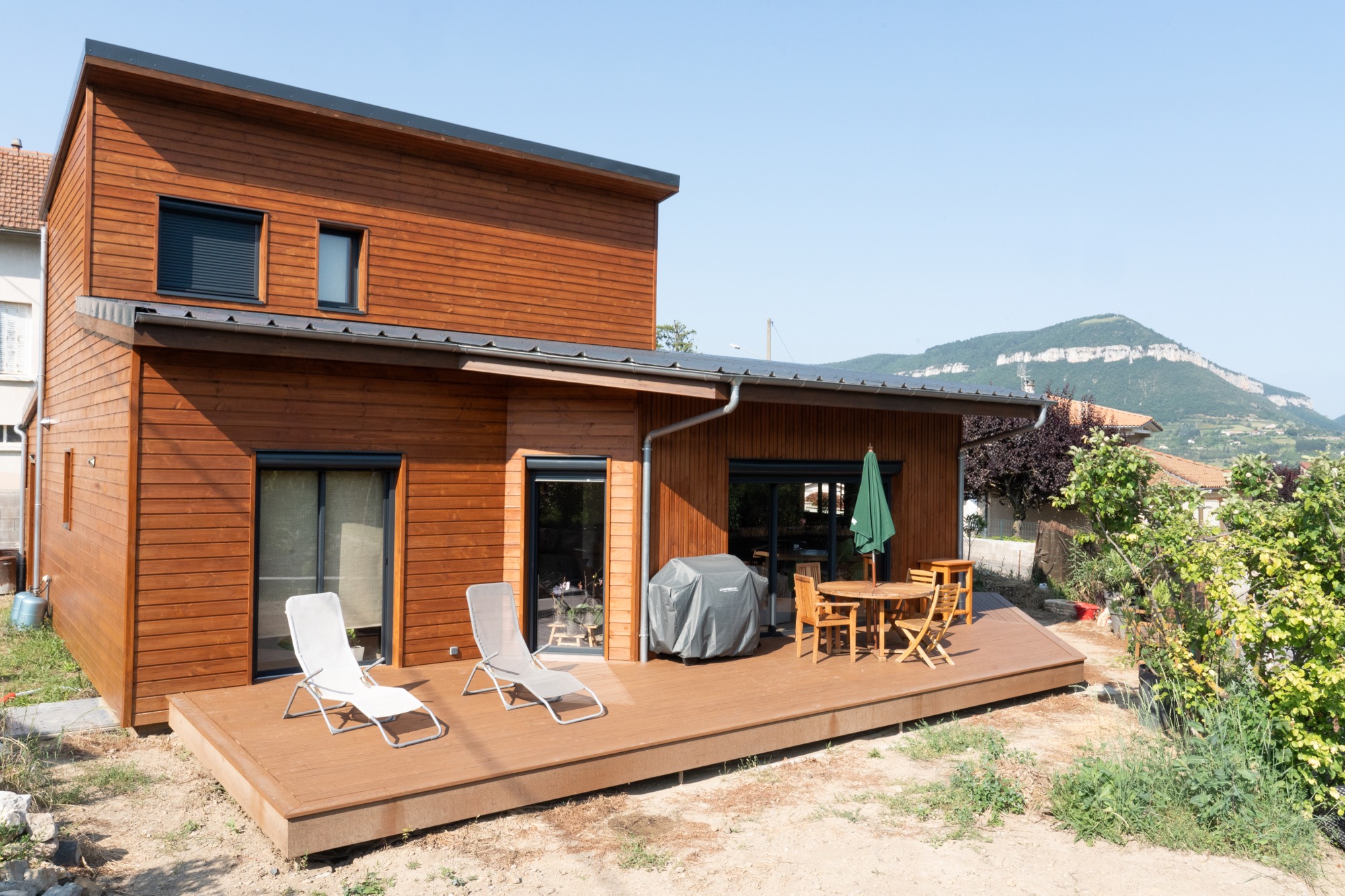 Maison à ossature bois avec bardage saturé.